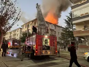 Şehir Merkezindeki Binalardan Birinde Çatı Yangını!