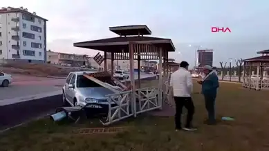Karaman'da Otomobil Kameriyeye Çarptı!
