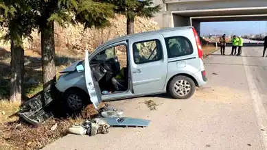 Karaman'da Ağaca Çarpan Hafif Ticari: 2 Yaralı