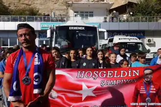 Güreşçi, Şampiyonada İkinci Oldu! Memleketinde Coşkuyla Karşılandı