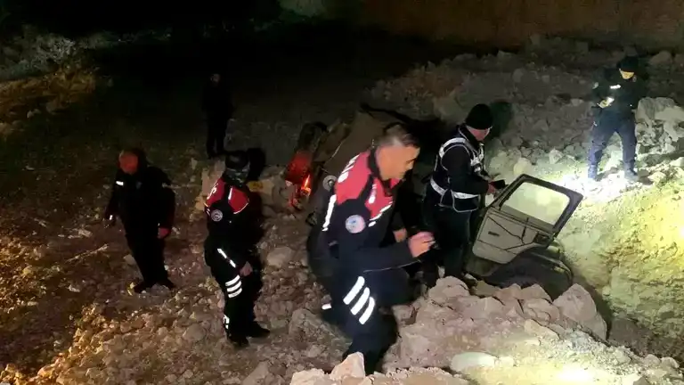 Karaman'da Kaçak Sürücü Kayalıklara Çarptı!