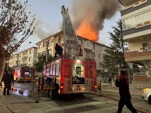 Şehir Merkezindeki Binalardan Birinde Çatı Yangını!