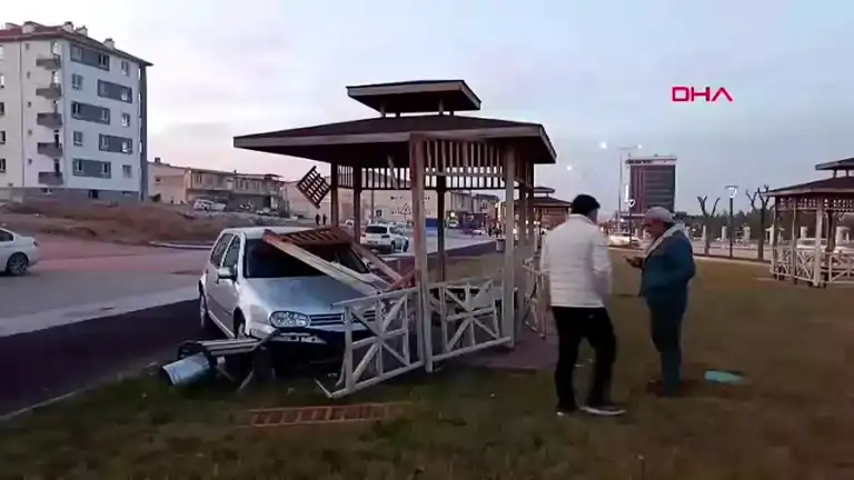 Karaman'da Otomobil Kameriyeye Çarptı!