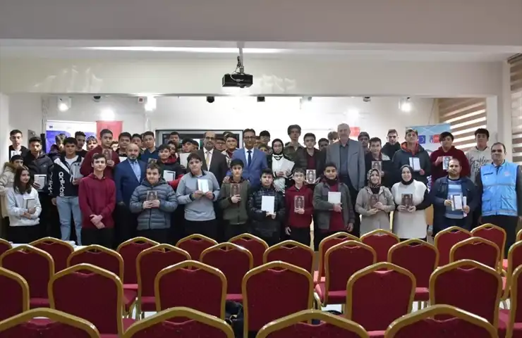 Kutsal Kitap Dağıtımı: Gençlere Rehberlik