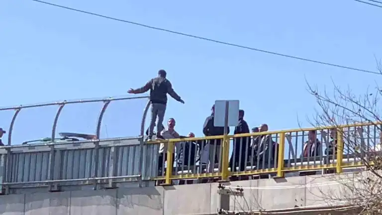 Üst Geçitte İntihar Girişimi Önlendi