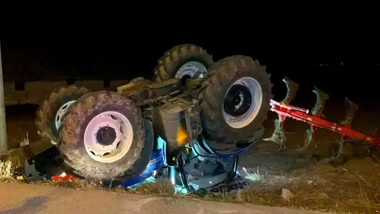 Traktör Kazası: Ölümden Dönen Genç, Babasının Kollarında Gözyaşı Döküyor