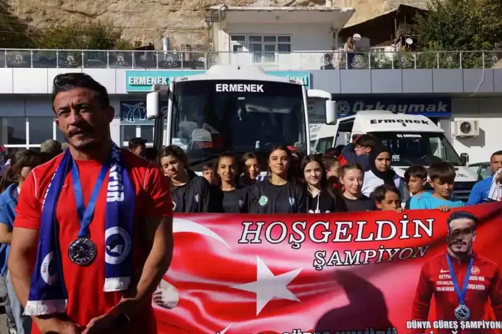 Güreşçi, Şampiyonada İkinci Oldu! Memleketinde Coşkuyla Karşılandı